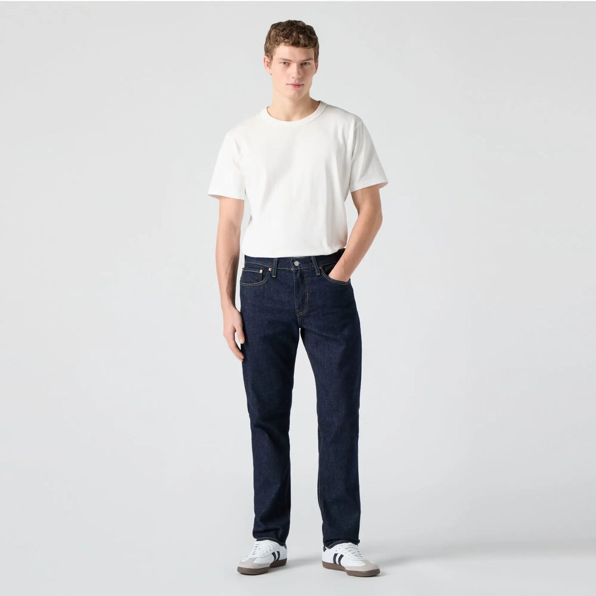 Jean Levi's 502 Taper Rock Cod porté de face en pied avec t-shirt blanc, jambe fuselée