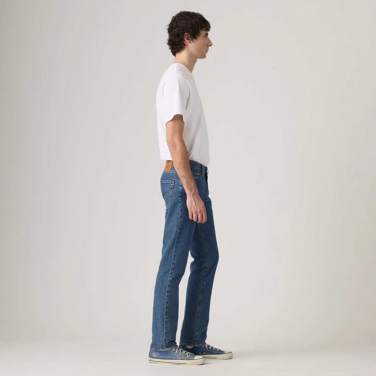 Jean Levi's 511 Slim Laugh It Off vu de profil porté, tombé droit et étroit du genou à la cheville