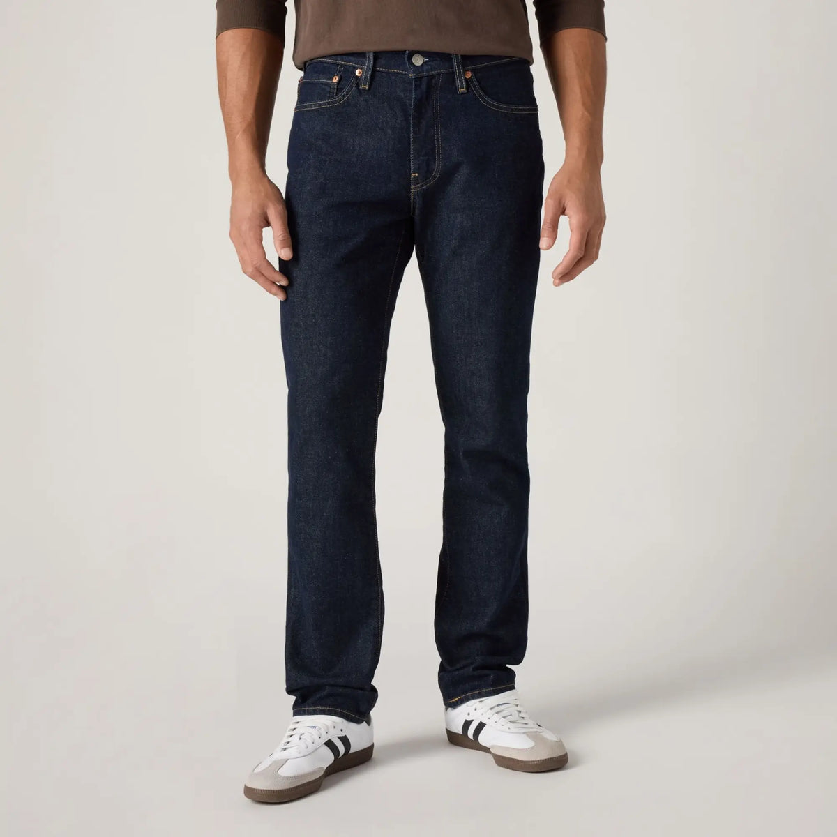 Jean Levi's 511 Slim Rock Cod porté de face, plan taille-chevilles : denim indigo foncé et surpiqûres beige