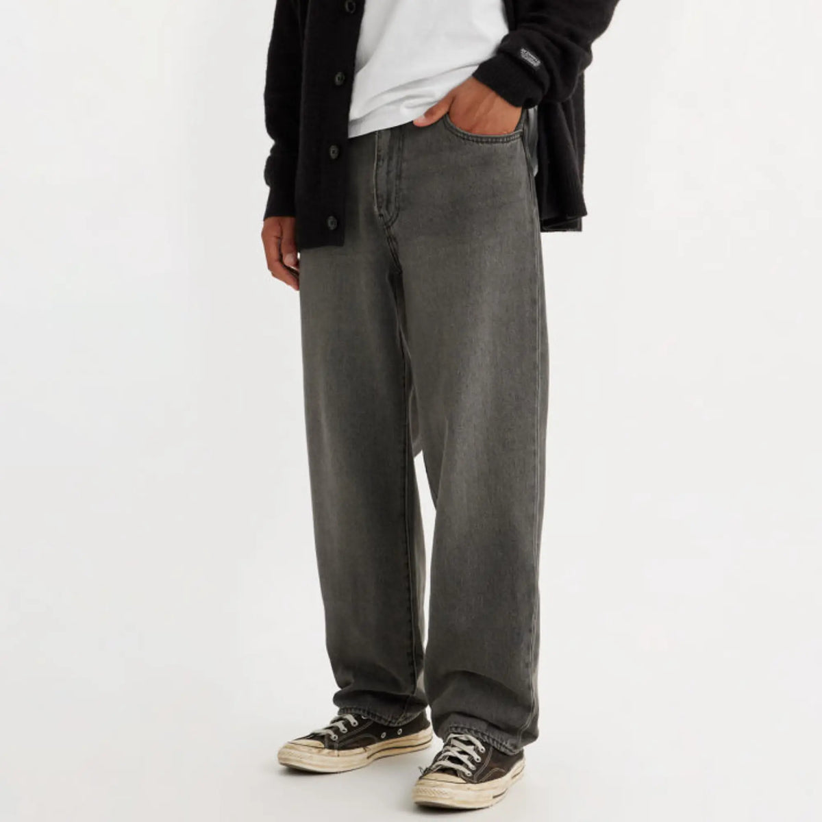 Jean 568 Loose Straight Dark Black Worn In, plan taille-pieds, jambe droite ample tombant sur les baskets