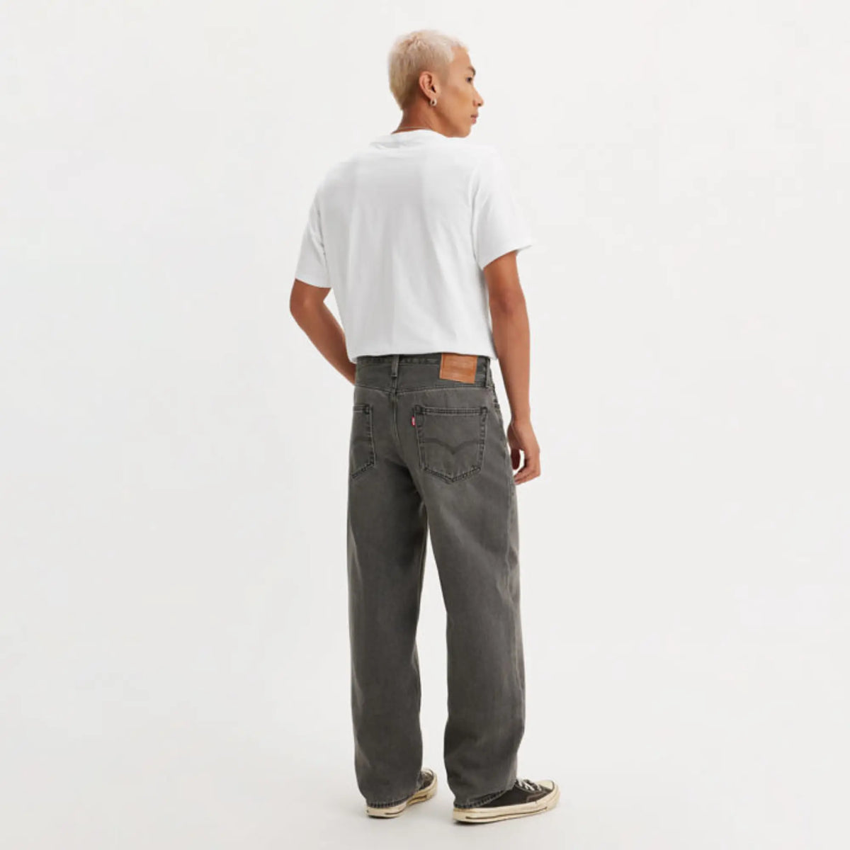 Jean 568 Loose Straight Dark Black Worn In vu de dos, patch cuir et étiquette rouge Levi's sur la poche