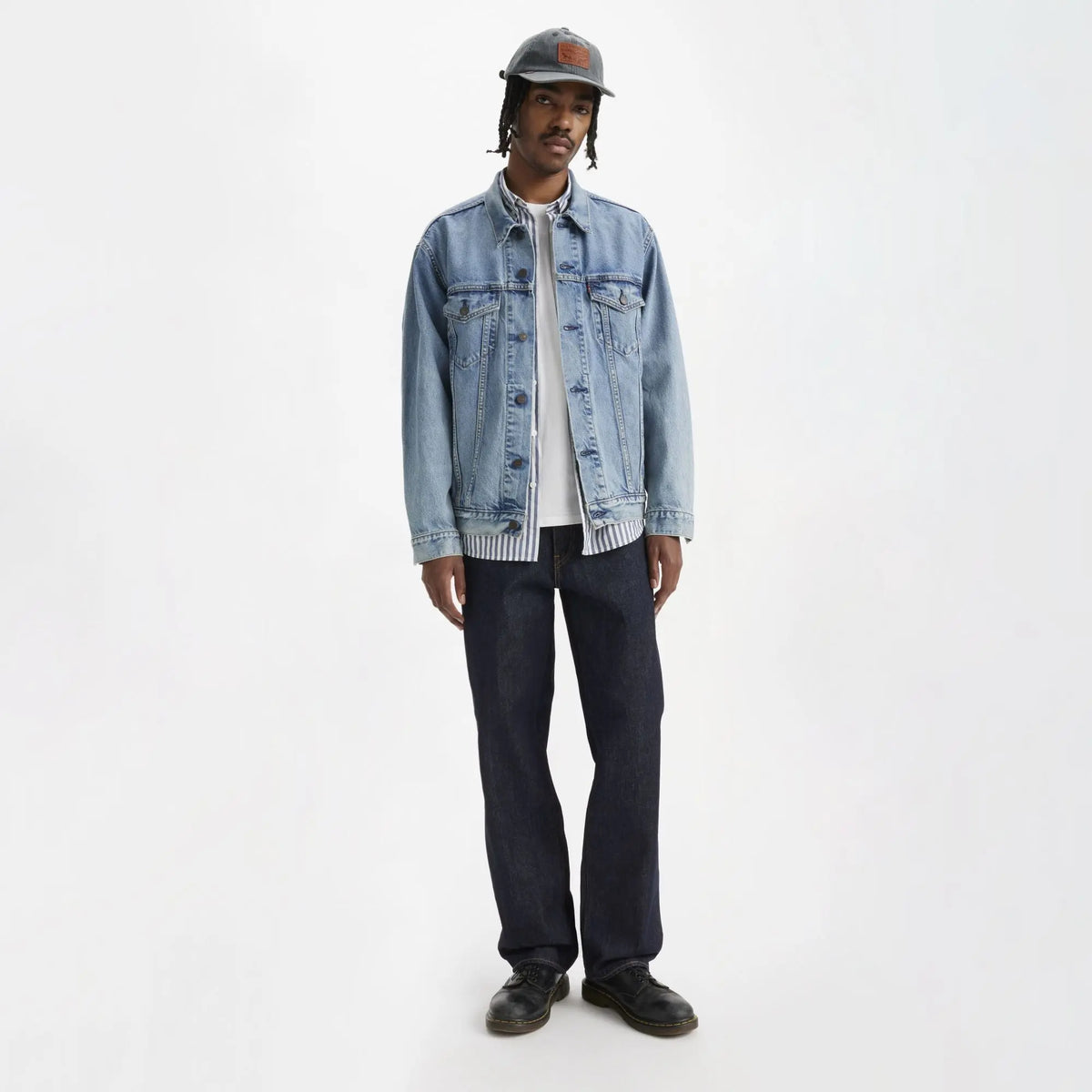 Jean Levi's 568 Loose Straight Welcome To The Game porté de face avec veste en jean délavée et derbies noires