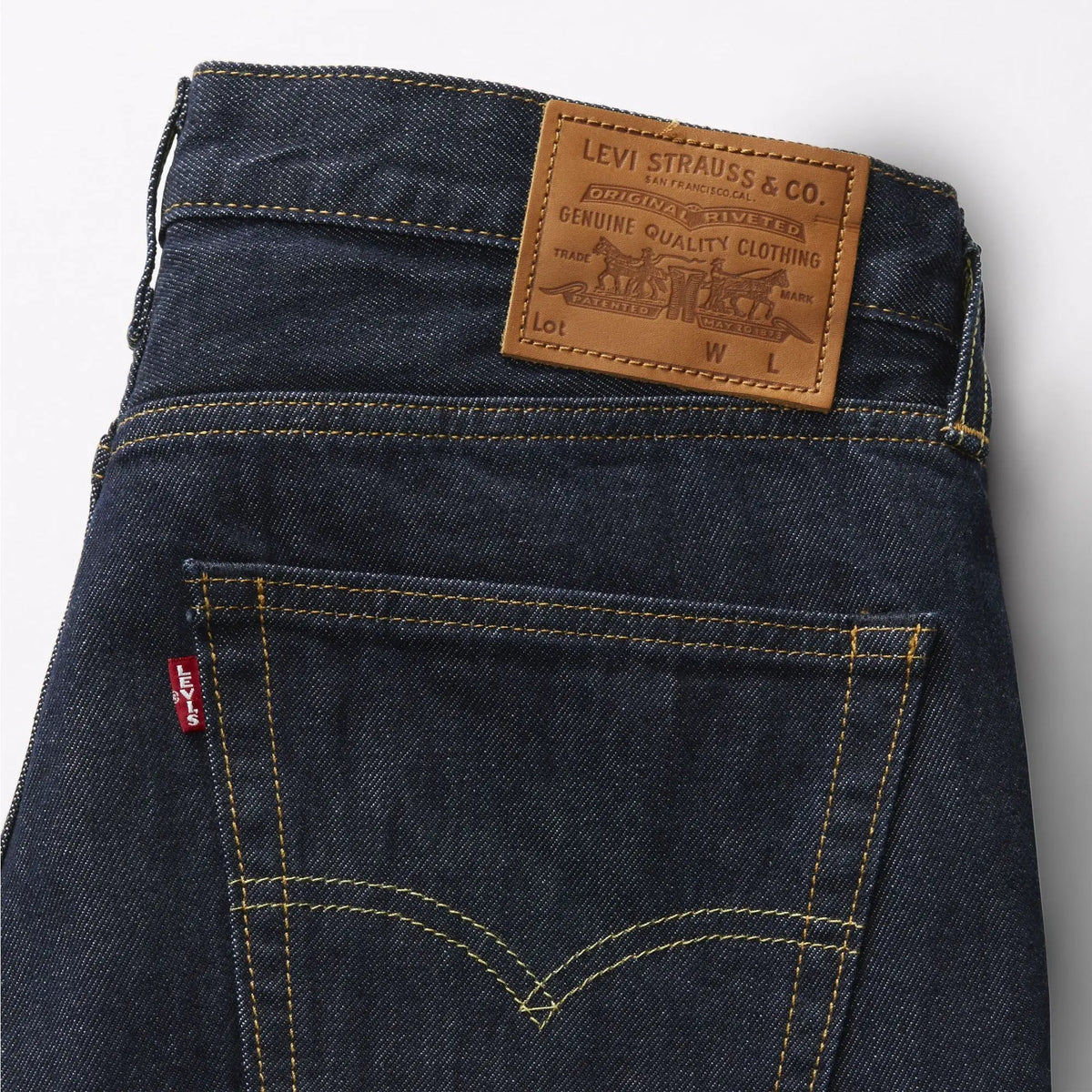Détail dos du jean 568 Welcome To The Game : patch cuir Levi Strauss & Co., arcuate surpiqué jaune et étiquette rouge