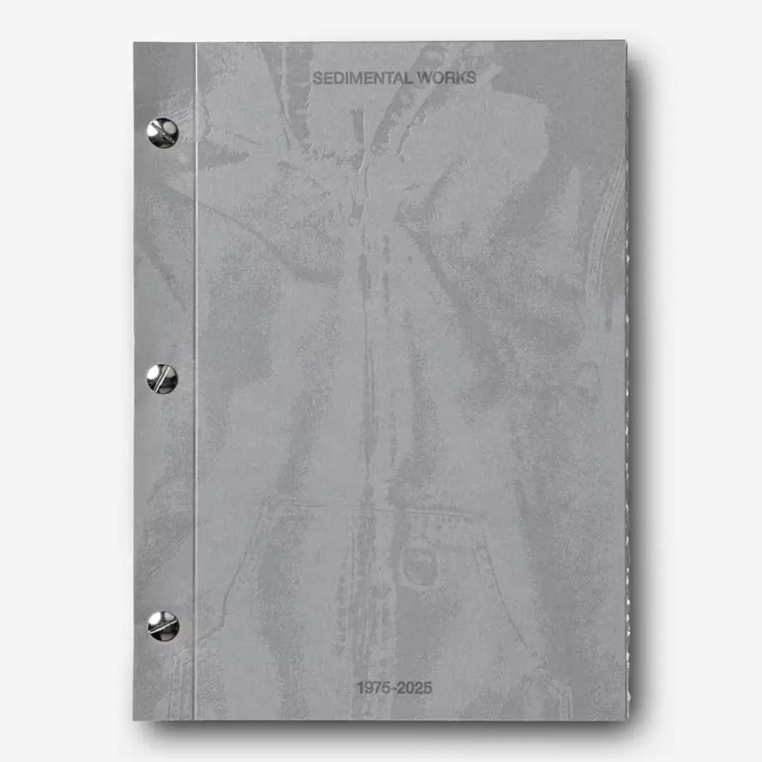 Couverture du livre Sedimental Works : titre et dates 1975-2025 sur une veste imprimée en relief argenté
