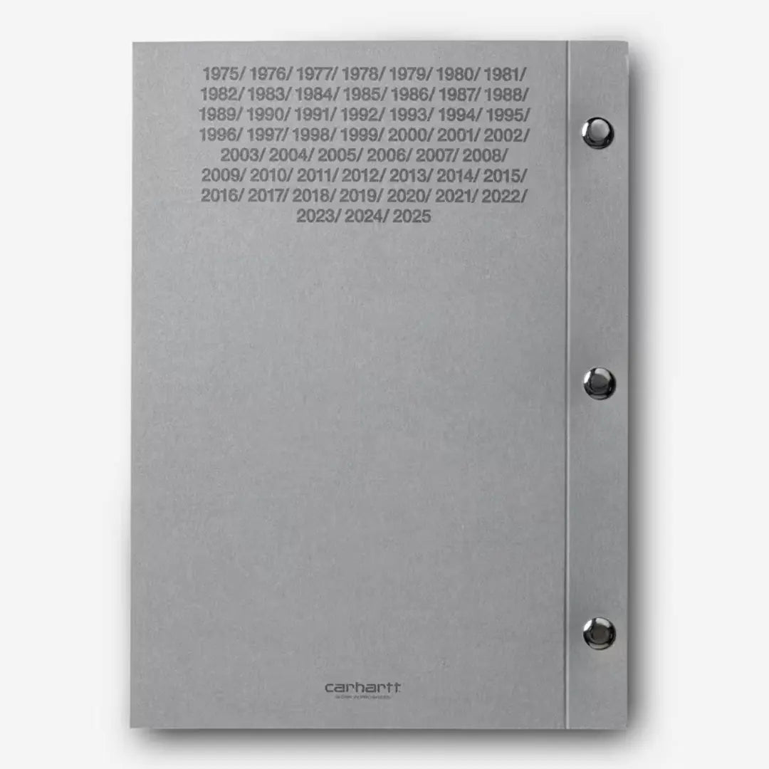 Dos du livre : les années 1975 à 2025 listées une à une et le logo Carhartt imprimé en bas de page