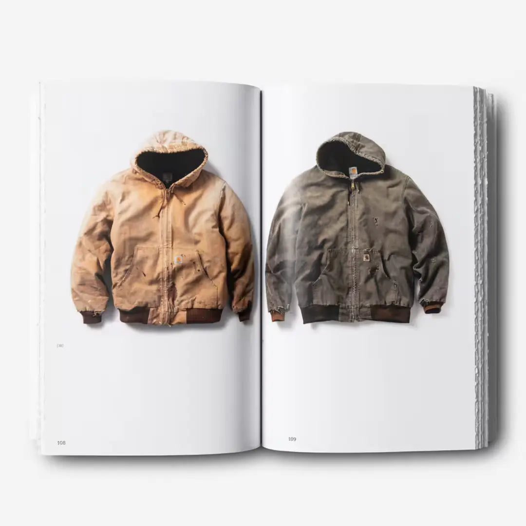 Double page du livre : deux Active Jacket à capuche à plat, une beige délavée et une kaki très usée