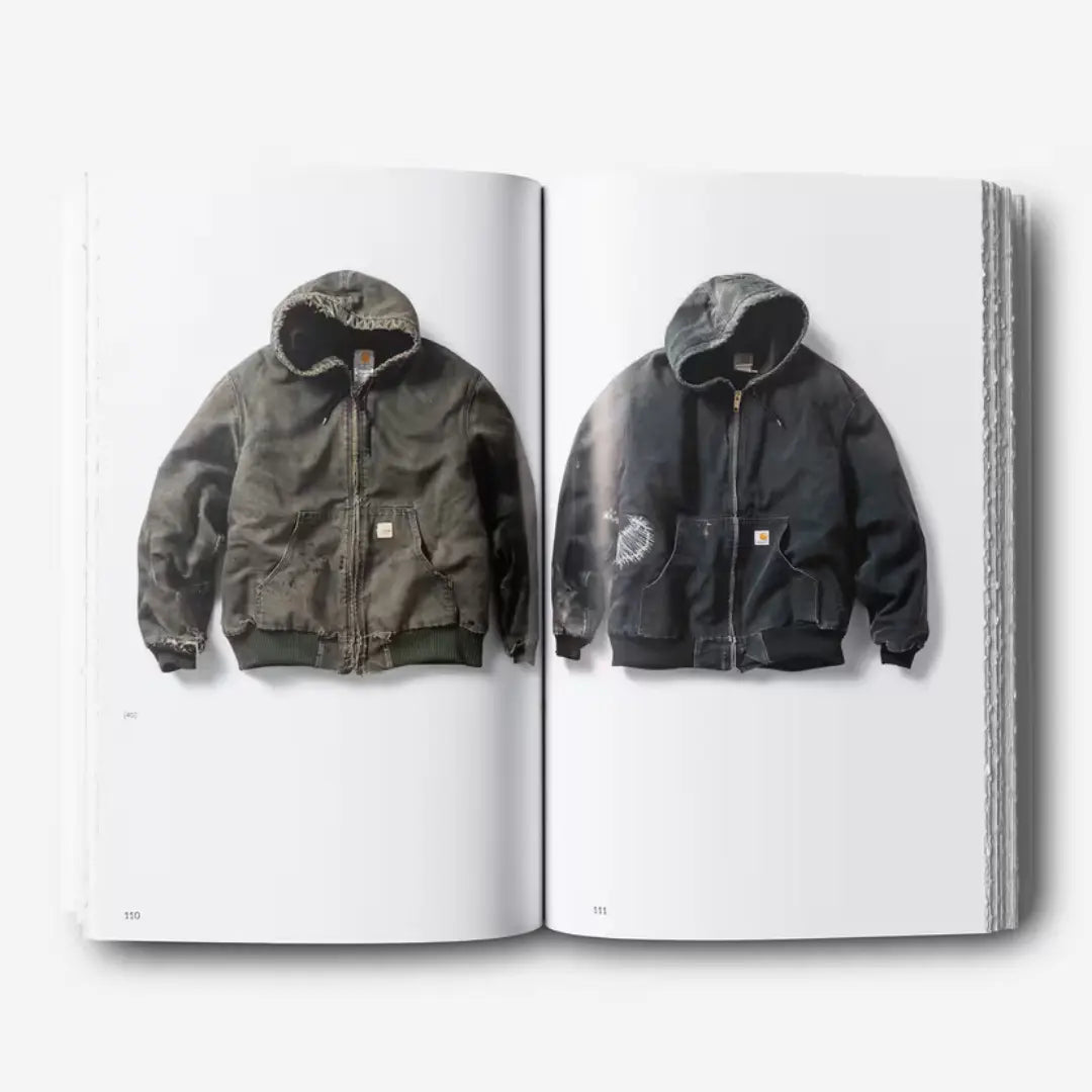 Double page : deux Active Jacket patinées, l'une kaki aux bords effrangés, l'autre noire et déchirée