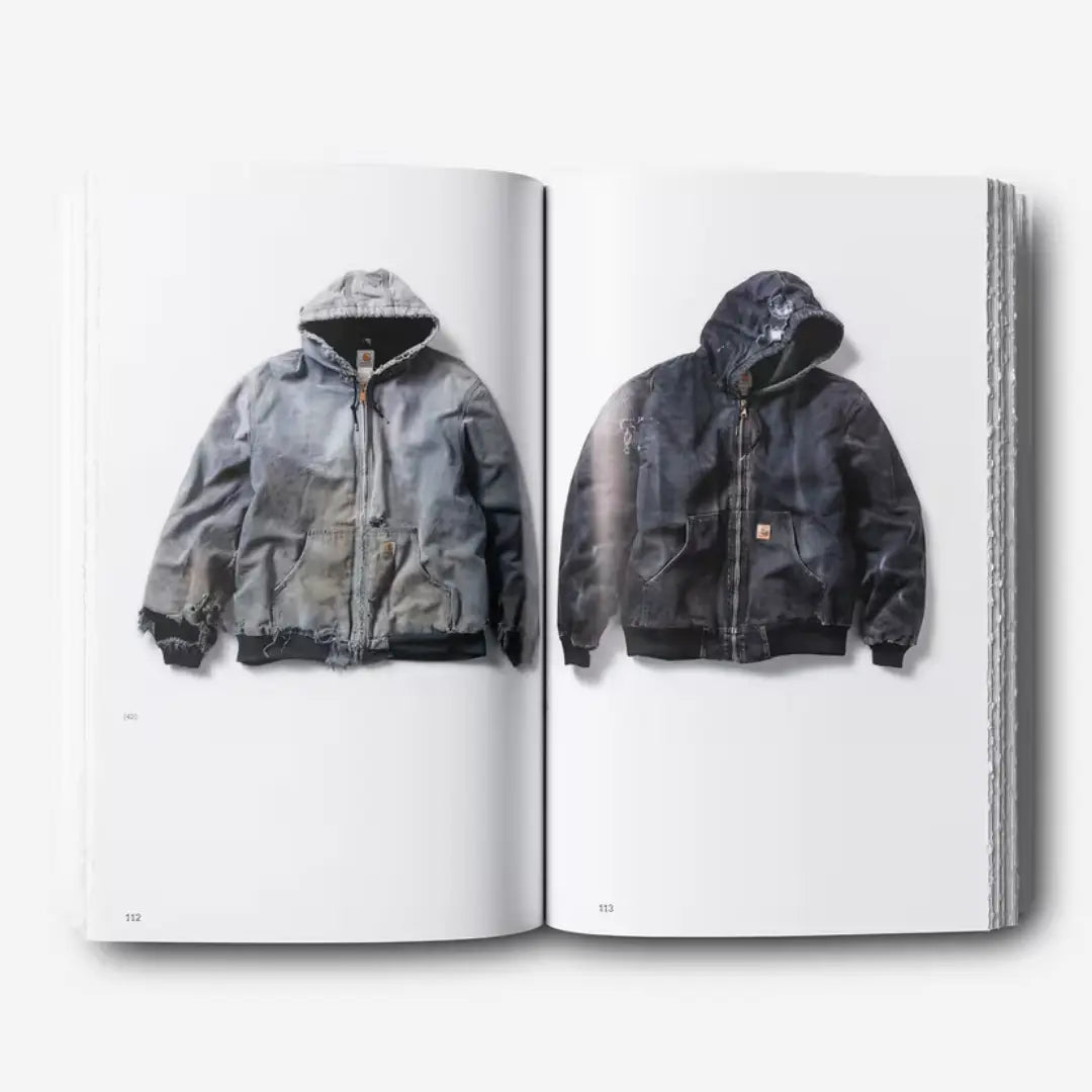 Double page du livre : deux Active Jacket usées jusqu'à la trame, l'une gris bleuté, l'autre bleu-noir