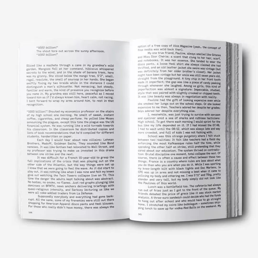 Double page de texte du livre, deux colonnes justifiées en anglais et numéros de page en bas de feuille