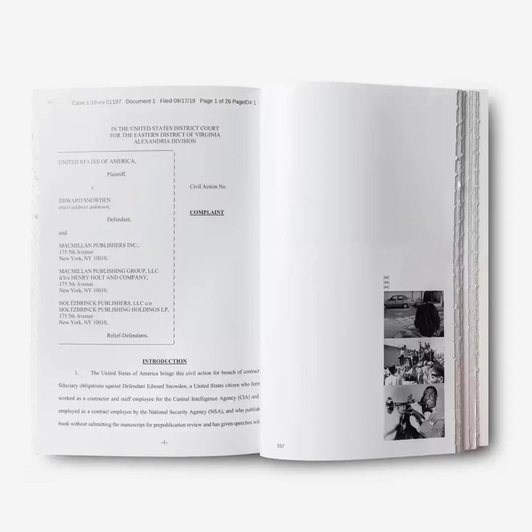 Double page du livre : reproduction d'un acte judiciaire américain et trois photos noir et blanc en marge