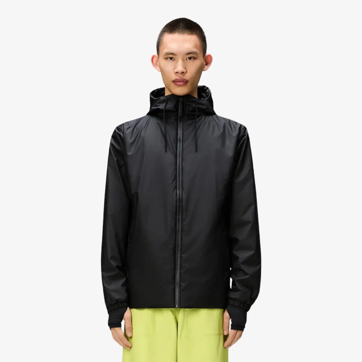 Lohja Insulated Jacket noire portée, poignets bord-côte et surface satinée matelassée