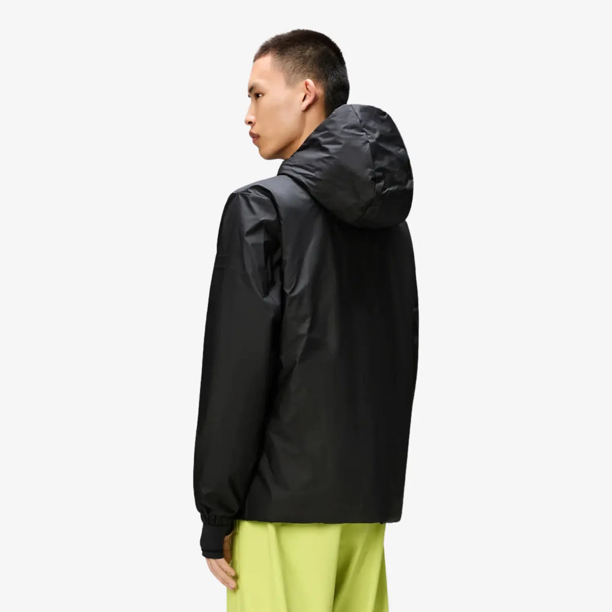 Dos de la Lohja Insulated Jacket noire portée, capuche haute et épaules lisses