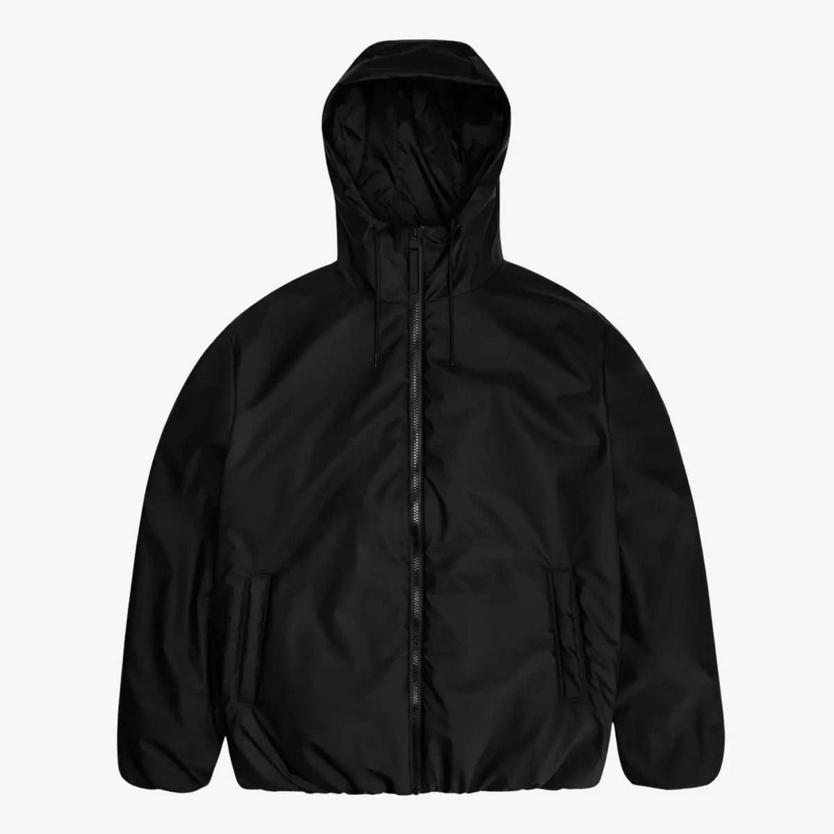 Lohja Insulated Jacket noire à plat, zip central, capuche garnie et bas élastiqué