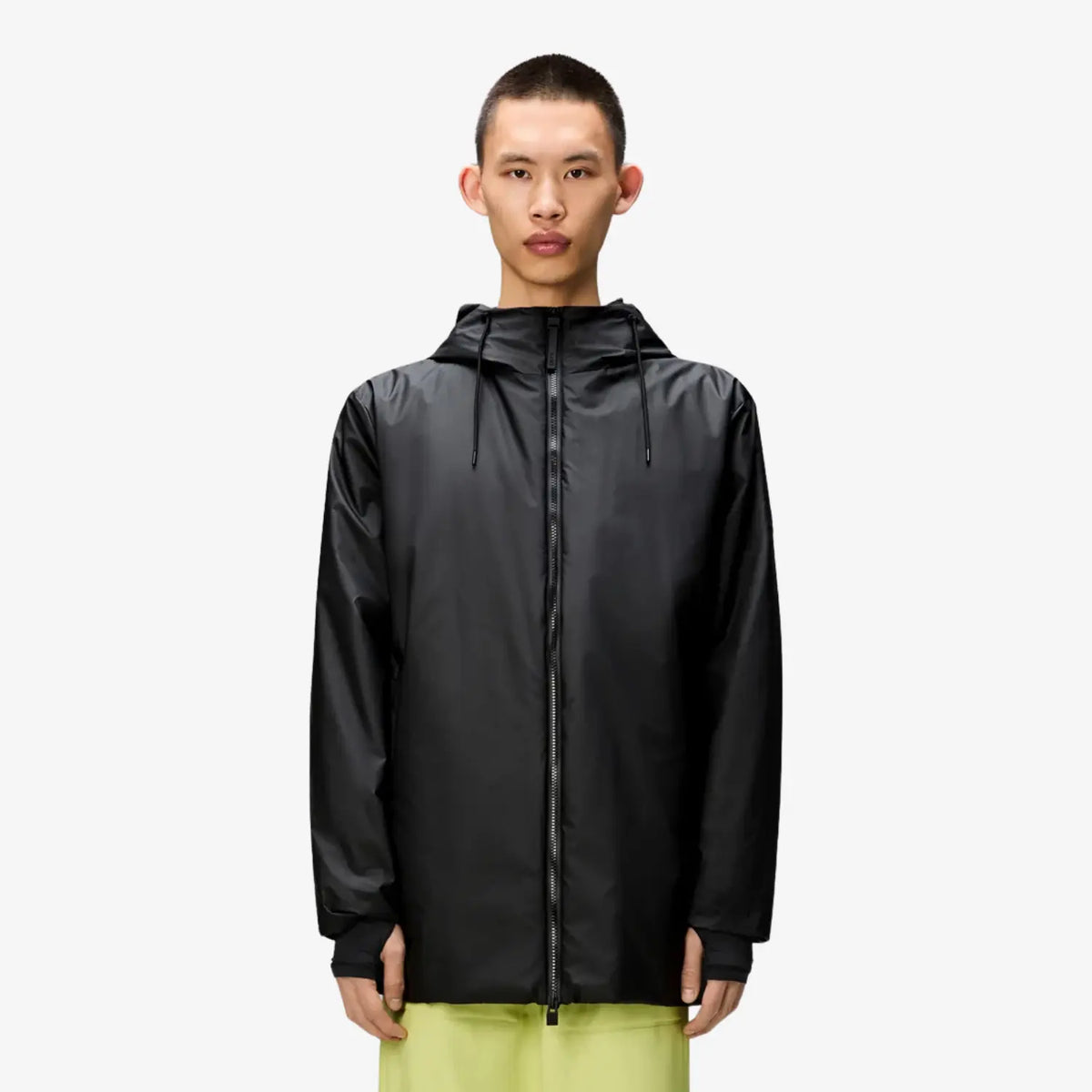 Lohja Long Insulated Jacket noire portée, zip intégral descendant sous les hanches