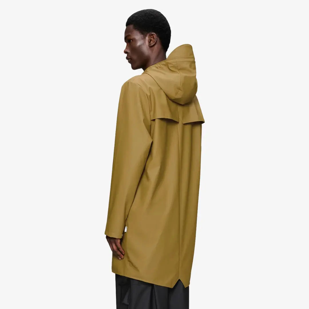 Dos de la Long Jacket Dawn portée, capuche au repos et empiècement en travers du dos