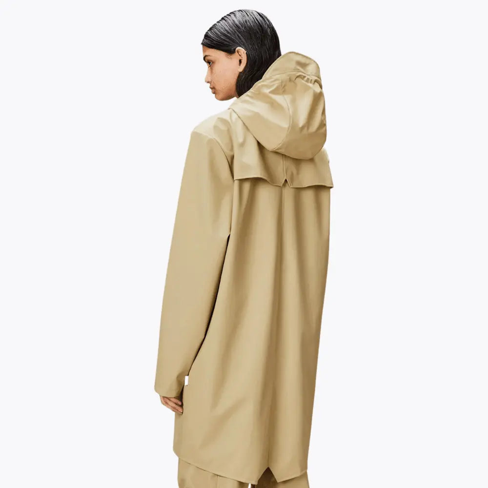 Dos de la Long Jacket Sand portée, empiècement d'aération et tombé long jusqu'aux cuisses