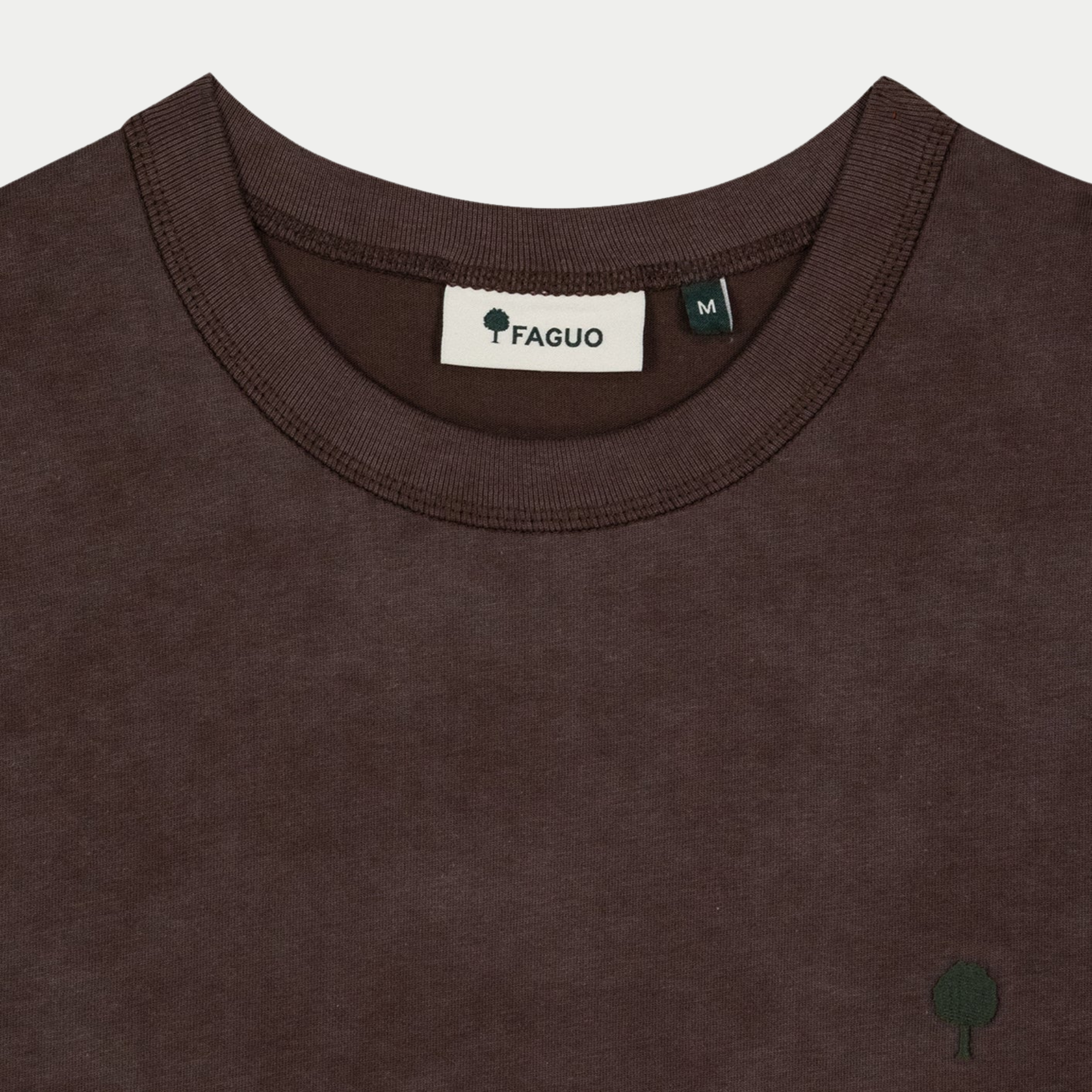 Encolure du T-shirt Lugny marron Faguo en plan rapproché, étiquette de col FAGUO écrue