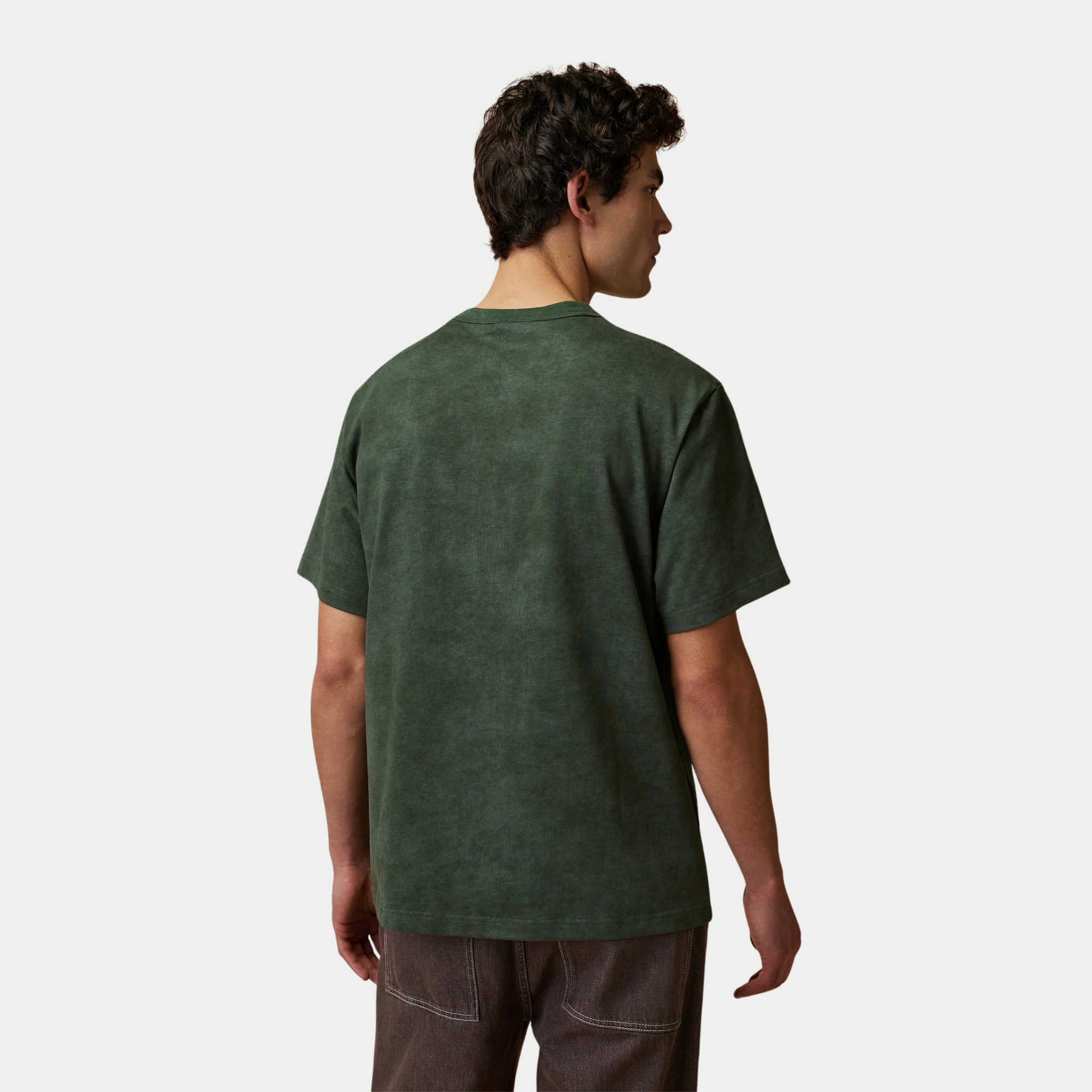 T-shirt Lugny vert foncé Faguo porté de dos, dos uni sans impression, jersey de coton teinté nuagé