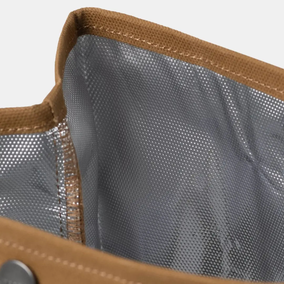 Intérieur du lunch bag brun caramel : doublure isotherme argentée gaufrée et bord de toile surpiqué
