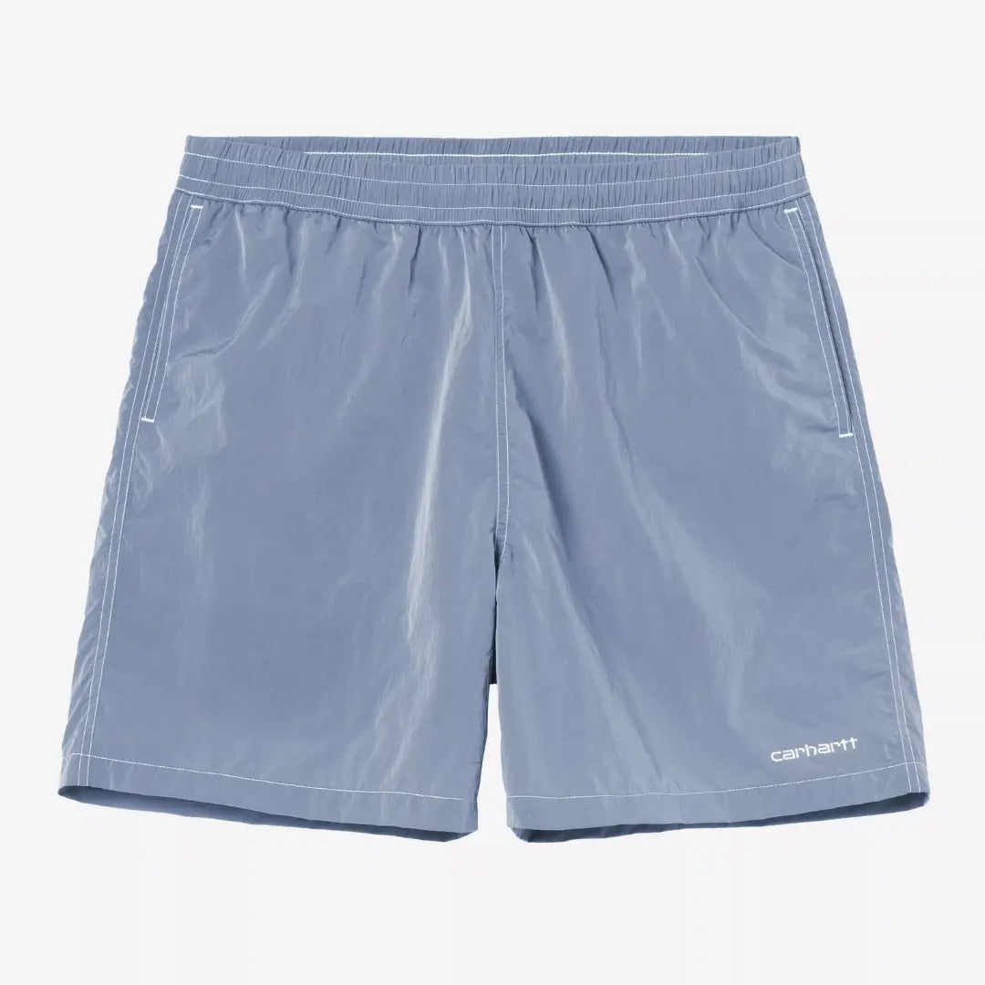 Maillot de bain Canby Gentle Blue Carhartt WIP à plat : nylon bleu ardoise, surpiqûres blanches, Script brodé