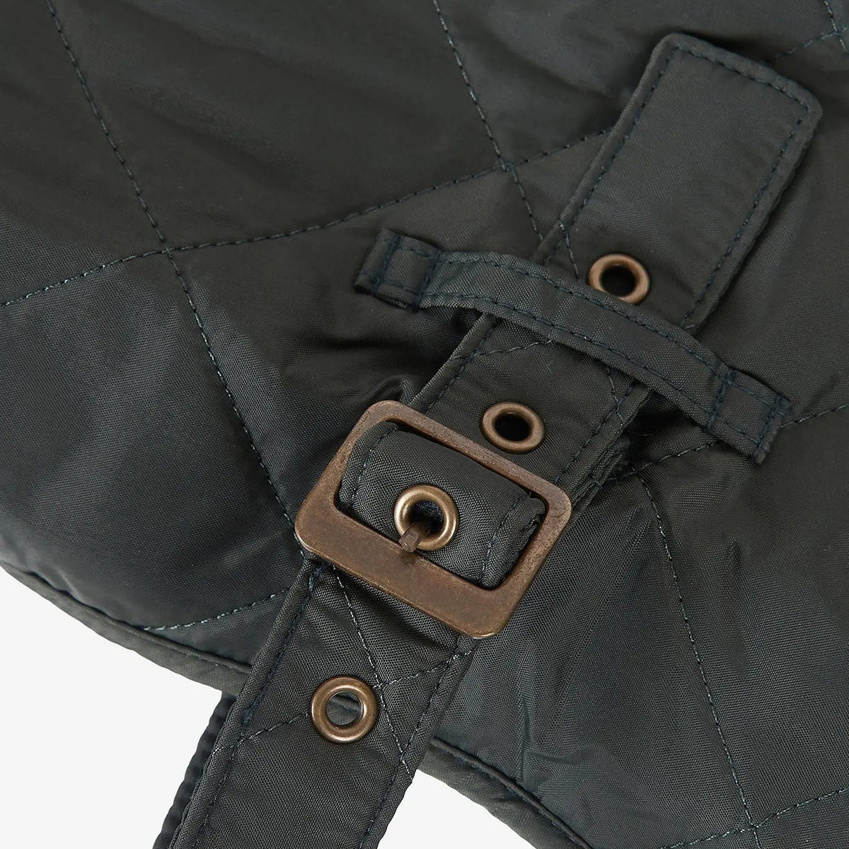Boucle laiton et œillets de la sangle ventrale sur le matelassage losange vert olive