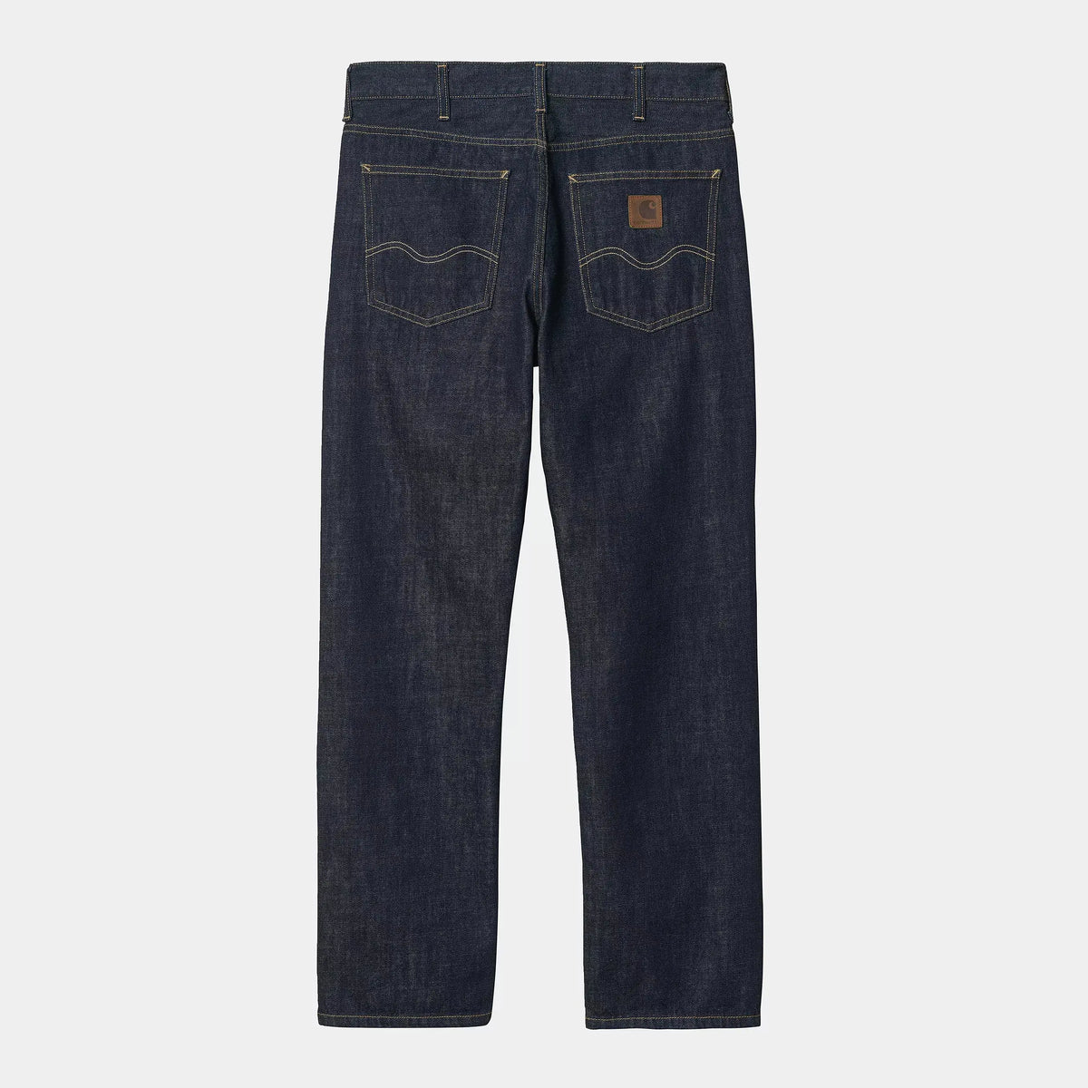 Dos à plat du Marlow Pant Blue Rinsed, poches à double surpiqûre ondulée et patch de cuir Carhartt marron