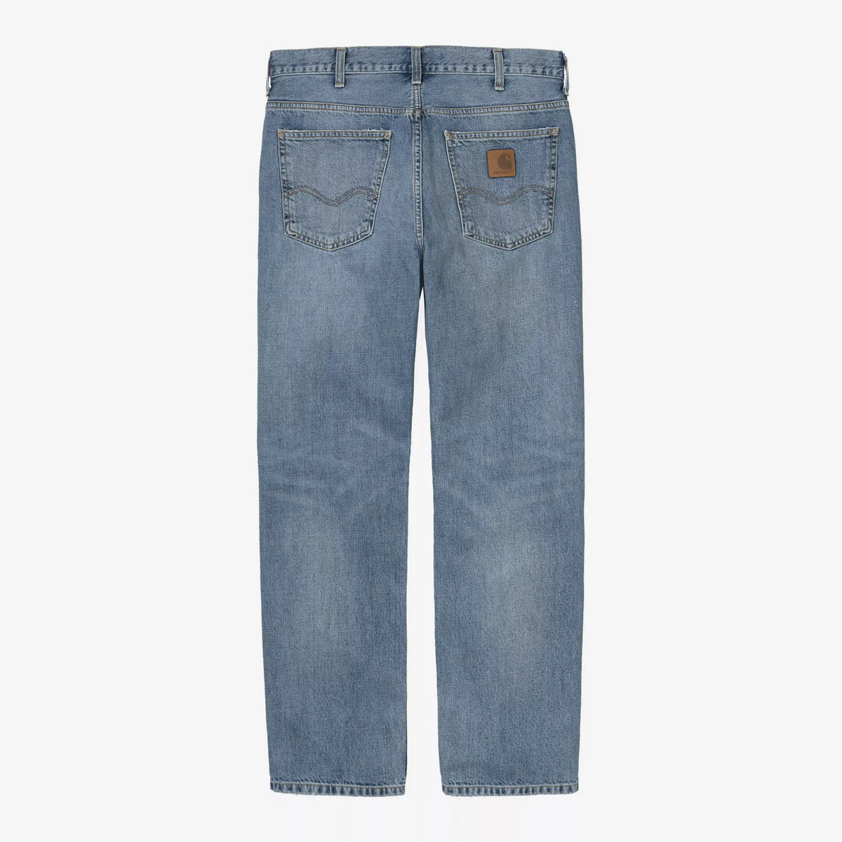 Dos à plat du Marlow Pant Blue Worn Bleached, patch de cuir Carhartt et surpiqûre ondulée sur les deux poches