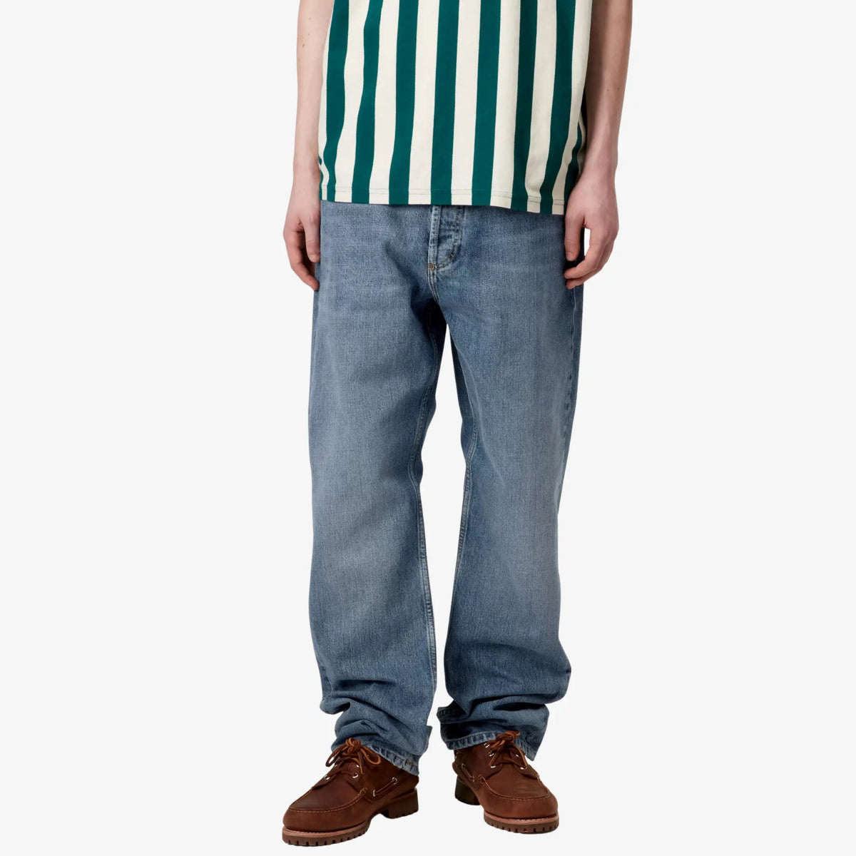 Marlow Pant Blue Worn Bleached porté de face, jean droit bleu clair aux dégradés d'usure sur cuisses et genoux