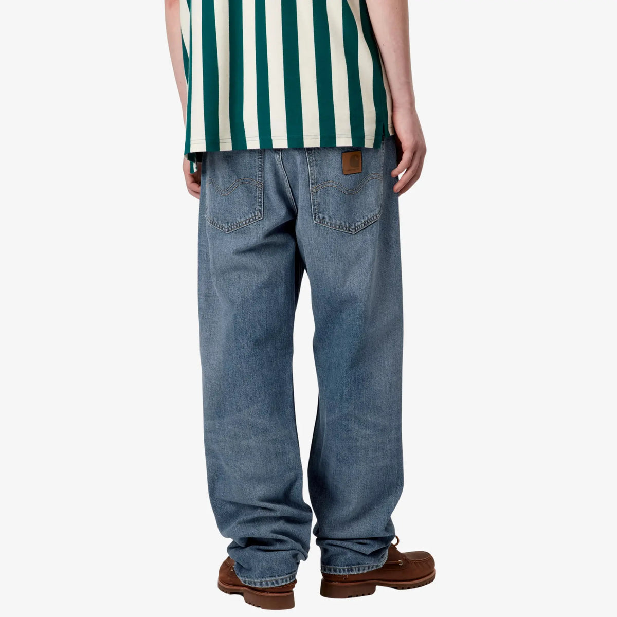 Marlow Pant Blue Worn Bleached de dos porté, jambe droite claire et poches plaquées légèrement contrastées