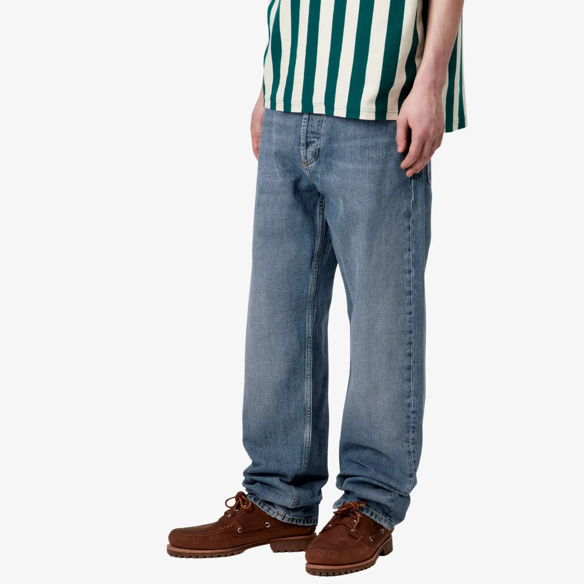 Marlow Pant Blue Worn Bleached de trois quarts, délavage clair irrégulier et bas posé sur la chaussure