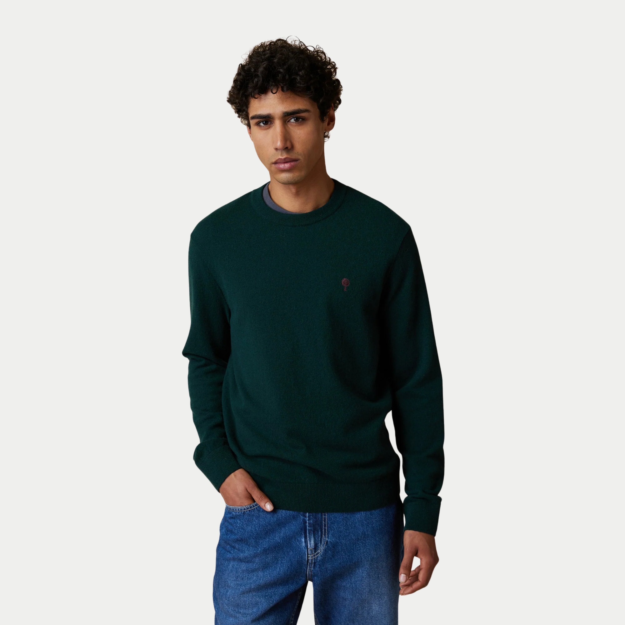 Pull Marly Laine Vert Foncé Faguo porté de trois quarts face avec un jean bleu, coupe ajustée
