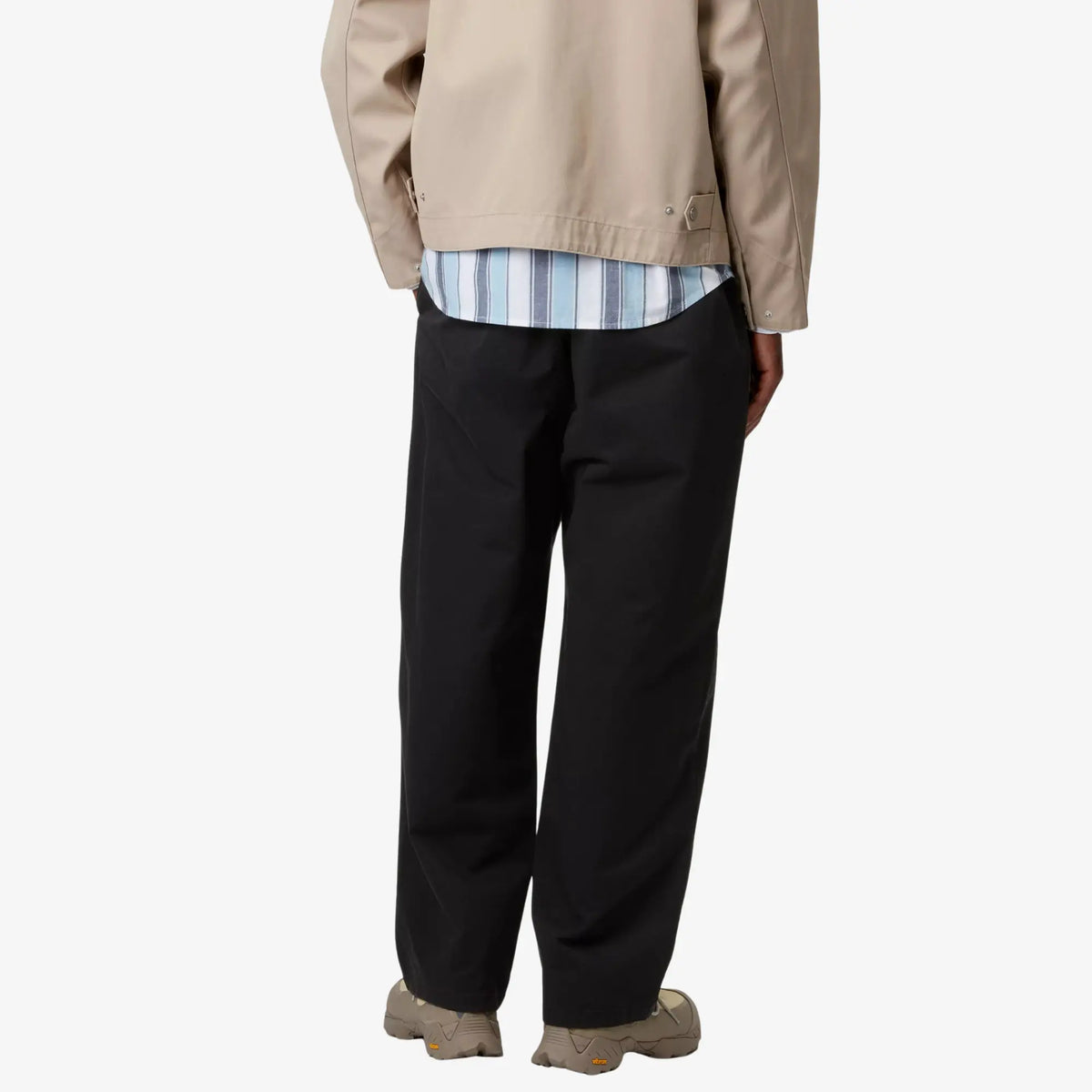 Marv Pant noir vu porté de dos, taille froncée sous la chemise et jambe ample retombant sur les baskets