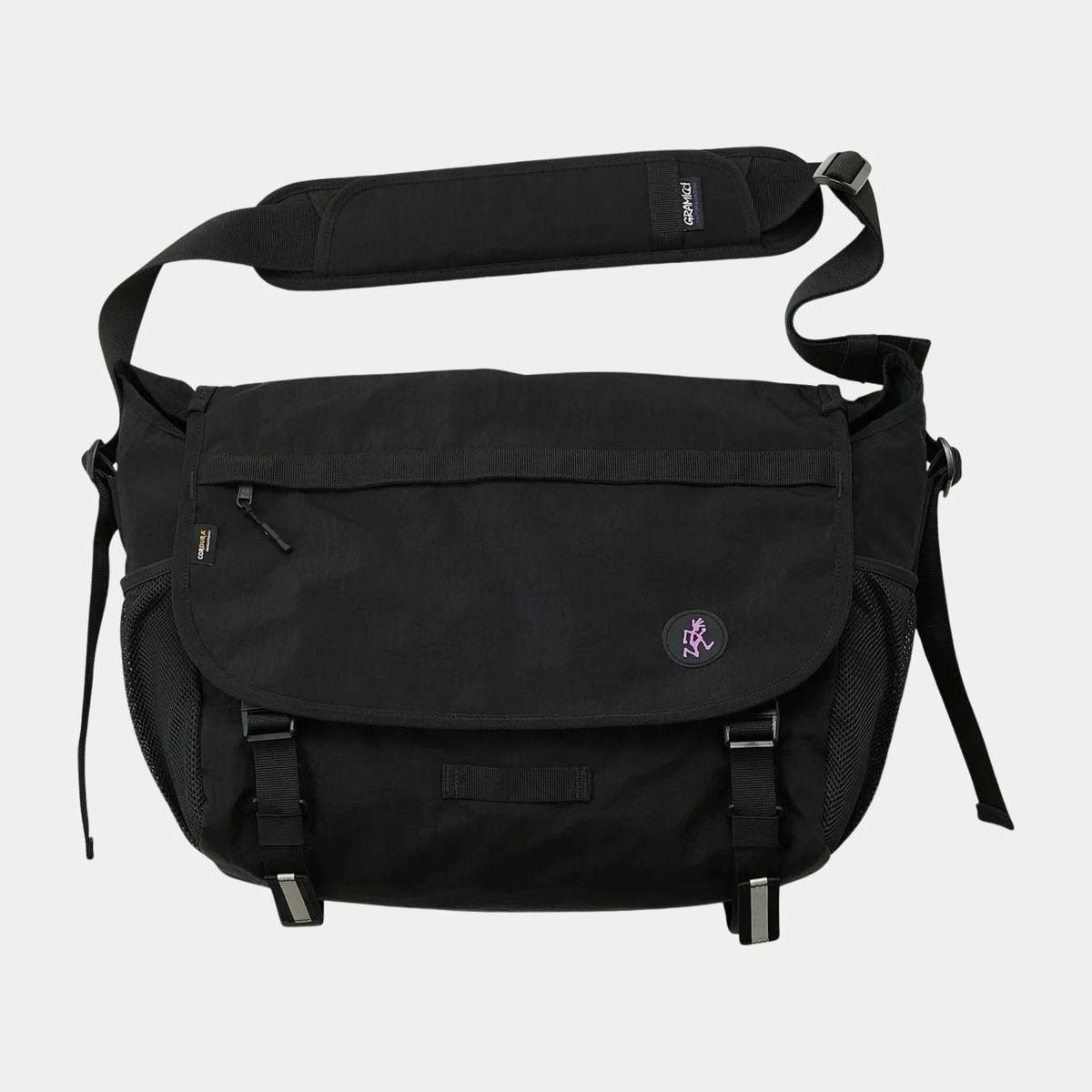Messenger Bag Noir Gramicci - packshot de face, rabat fermé, bandoulière rembourrée et logo running man brodé