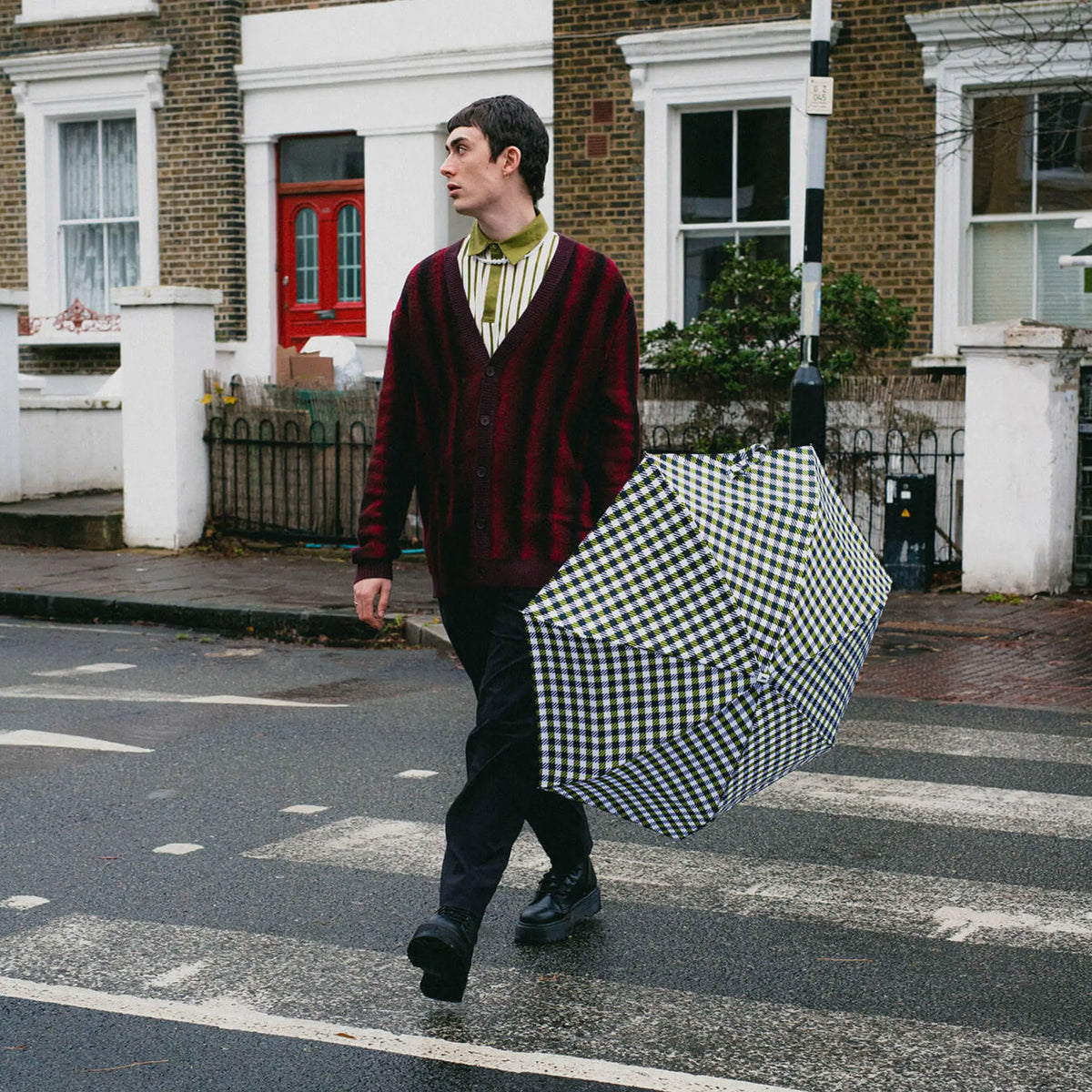 Parapluie Wilton ouvert en situation dans la rue, damier vichy noir, blanc et anis bien lisible