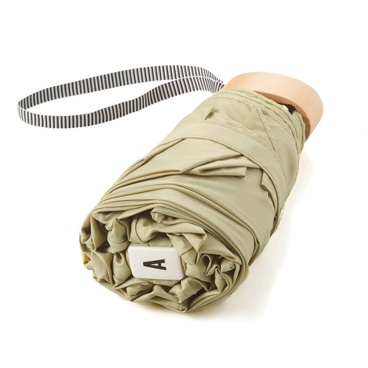 Parapluie Elise plié, toile vert olive clair enroulée, longue dragonne rayée et poignée cylindrique en bois