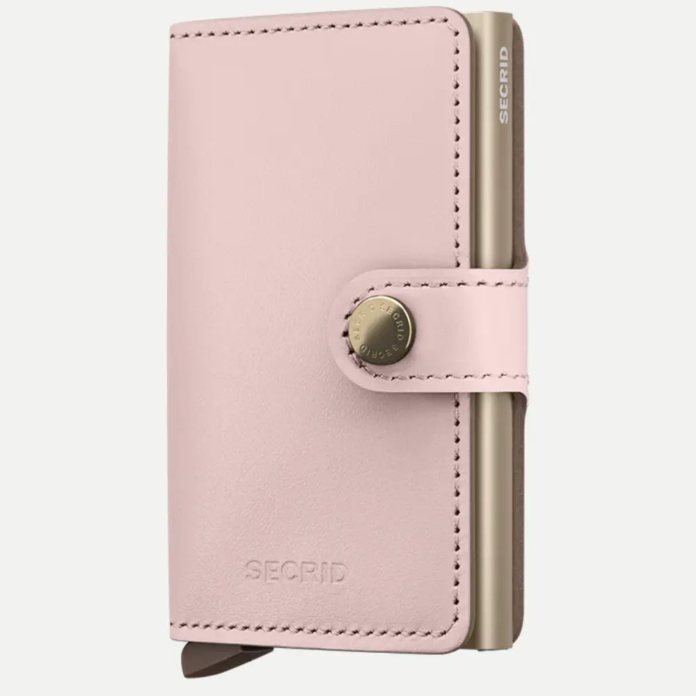 Petit portefeuille en cuir rose poudré fermé par sa patte à bouton pression doré