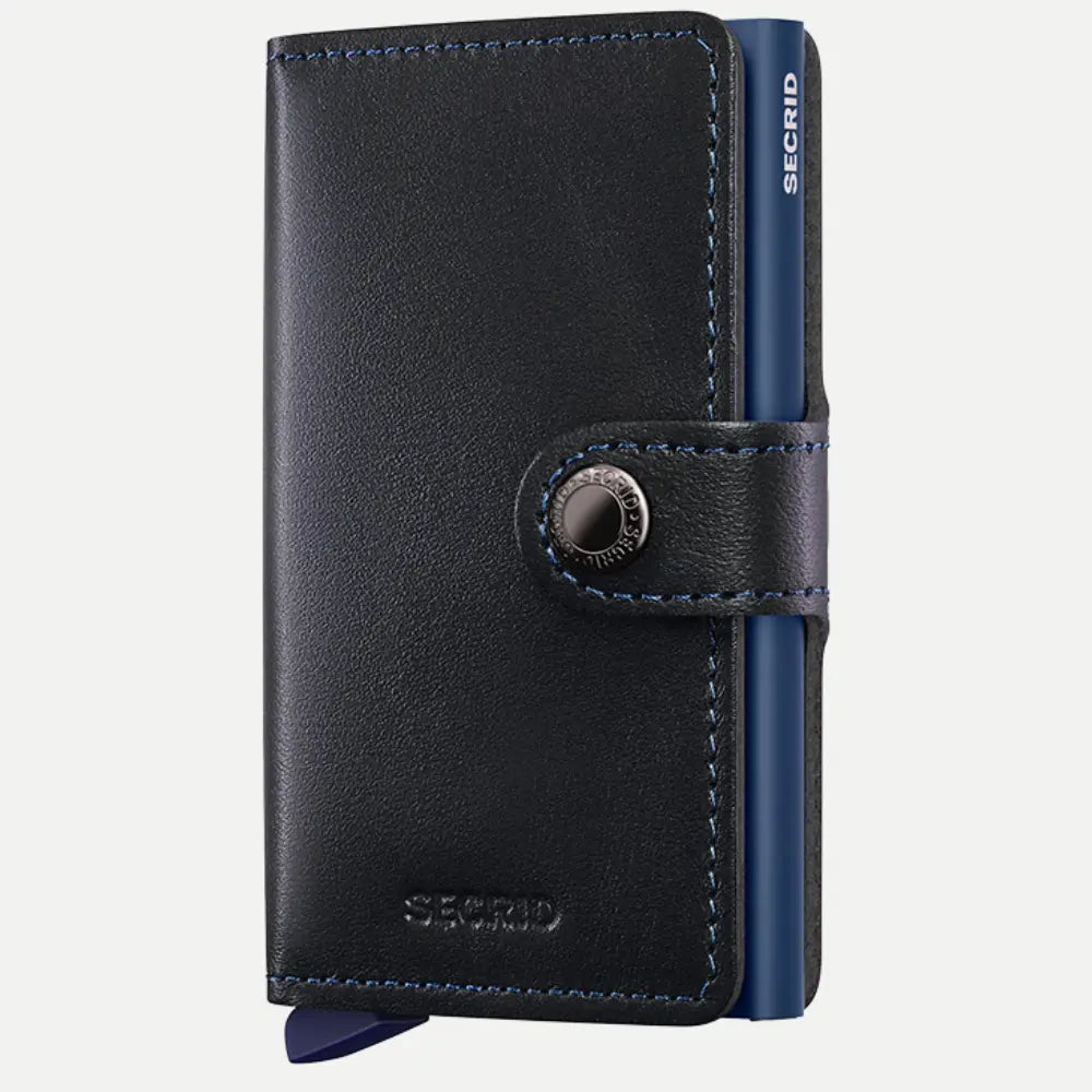 Petit portefeuille en cuir noir fermé, surpiqûres bleues et boîtier bleu marine en tranche