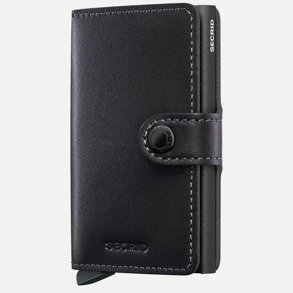 Petit portefeuille en cuir noir fermé, surpiqûres gris clair et bouton pression métal