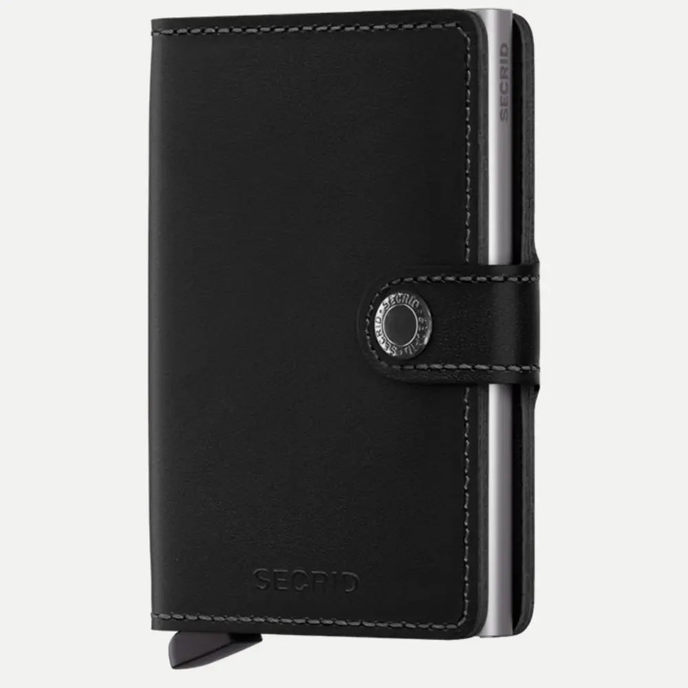 Petit portefeuille en cuir noir lisse fermé, tranche argentée du boîtier apparente