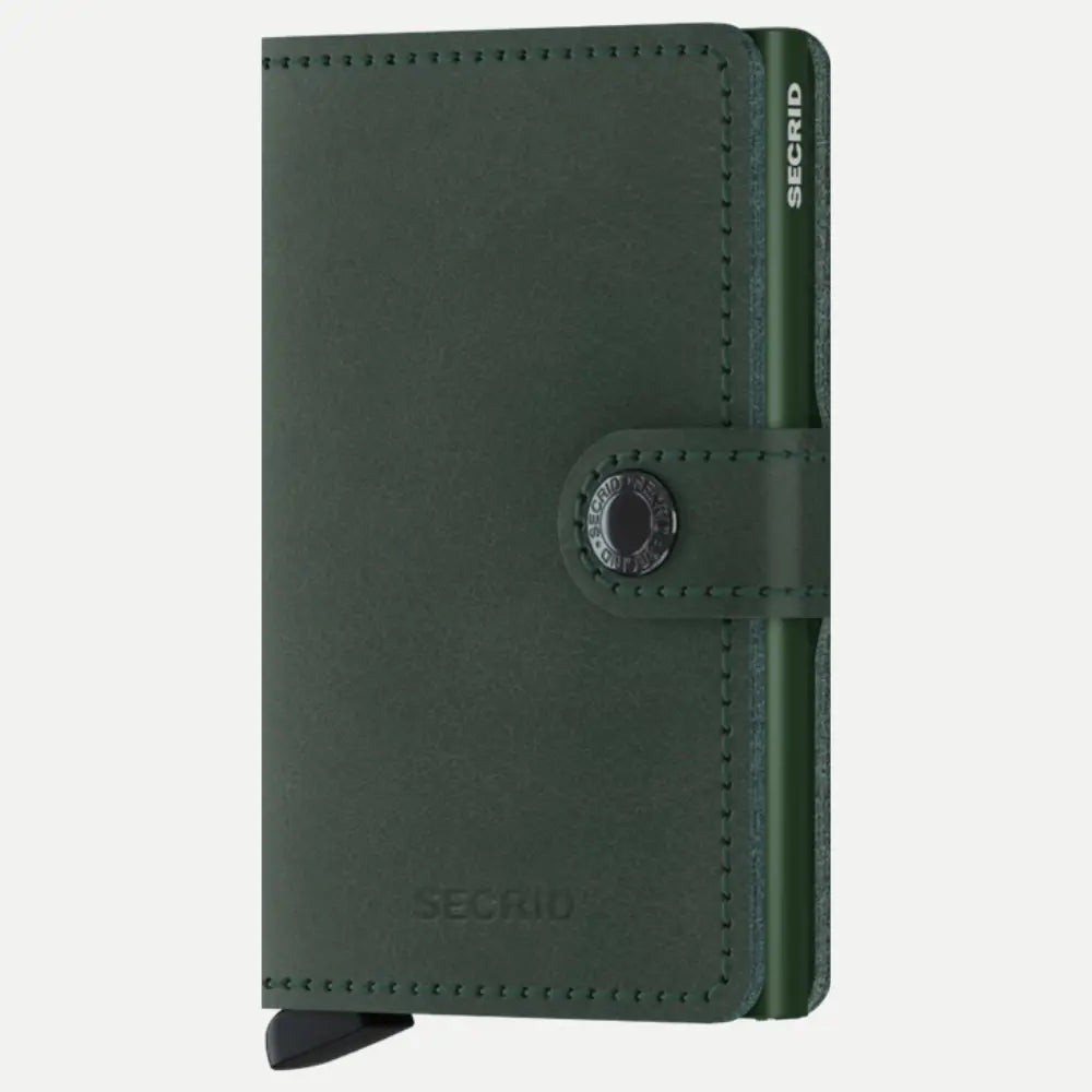 Petit portefeuille en cuir vert sapin fermé, bouton pression métal sur la patte