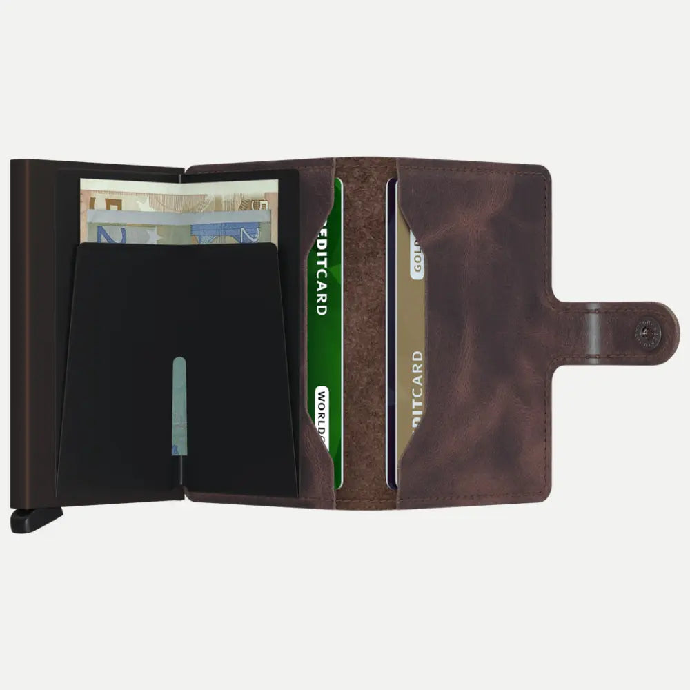 Intérieur cuir chocolat nuancé : billets derrière le boîtier, cartes dans les soufflets