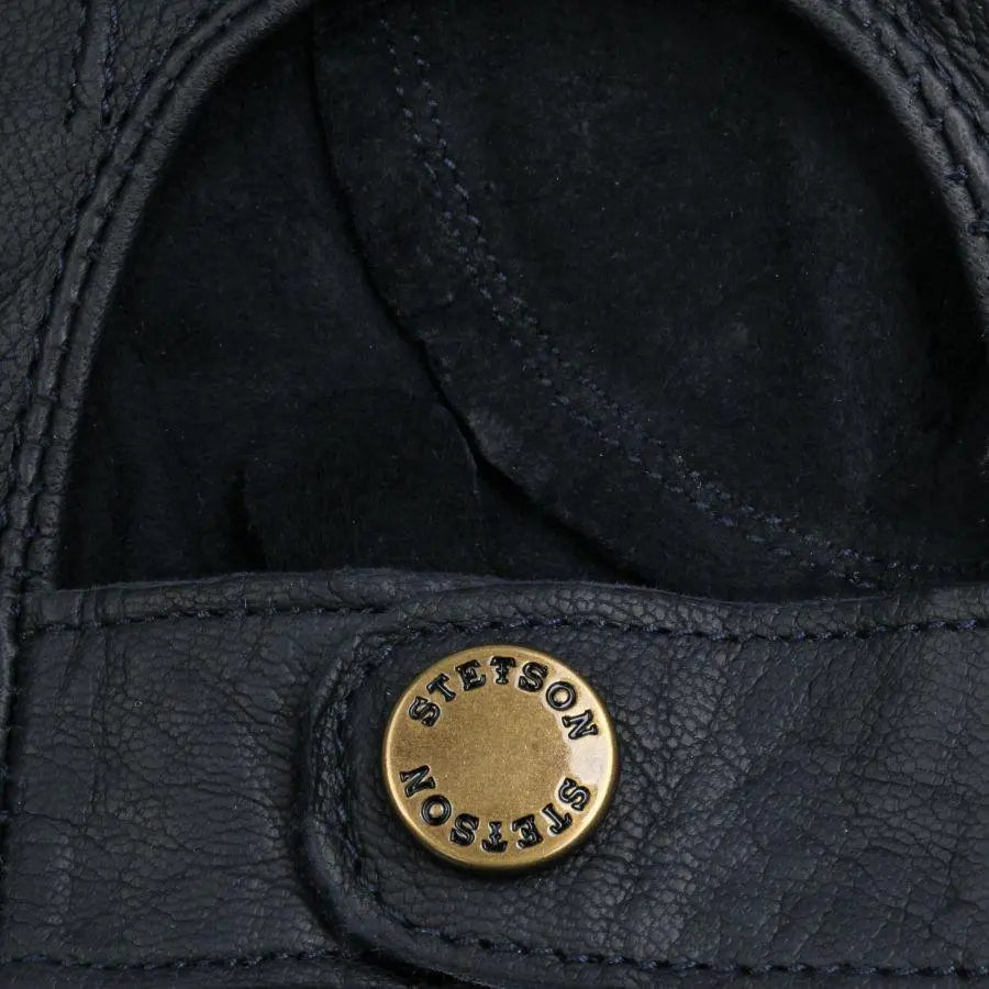 Patte de poignet bleu marine fermée par un bouton-pression laiton gravé