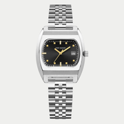 Montre Magnum Black Sand Chez Maman - vue de face, cadran noir à aiguilles dorées, boîtier coussin et bracelet acier