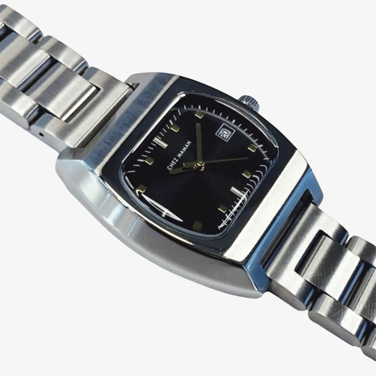 Montre Magnum à boîtier coussin acier, cadran noir soleillé, guichet de date et bracelet acier trois maillons