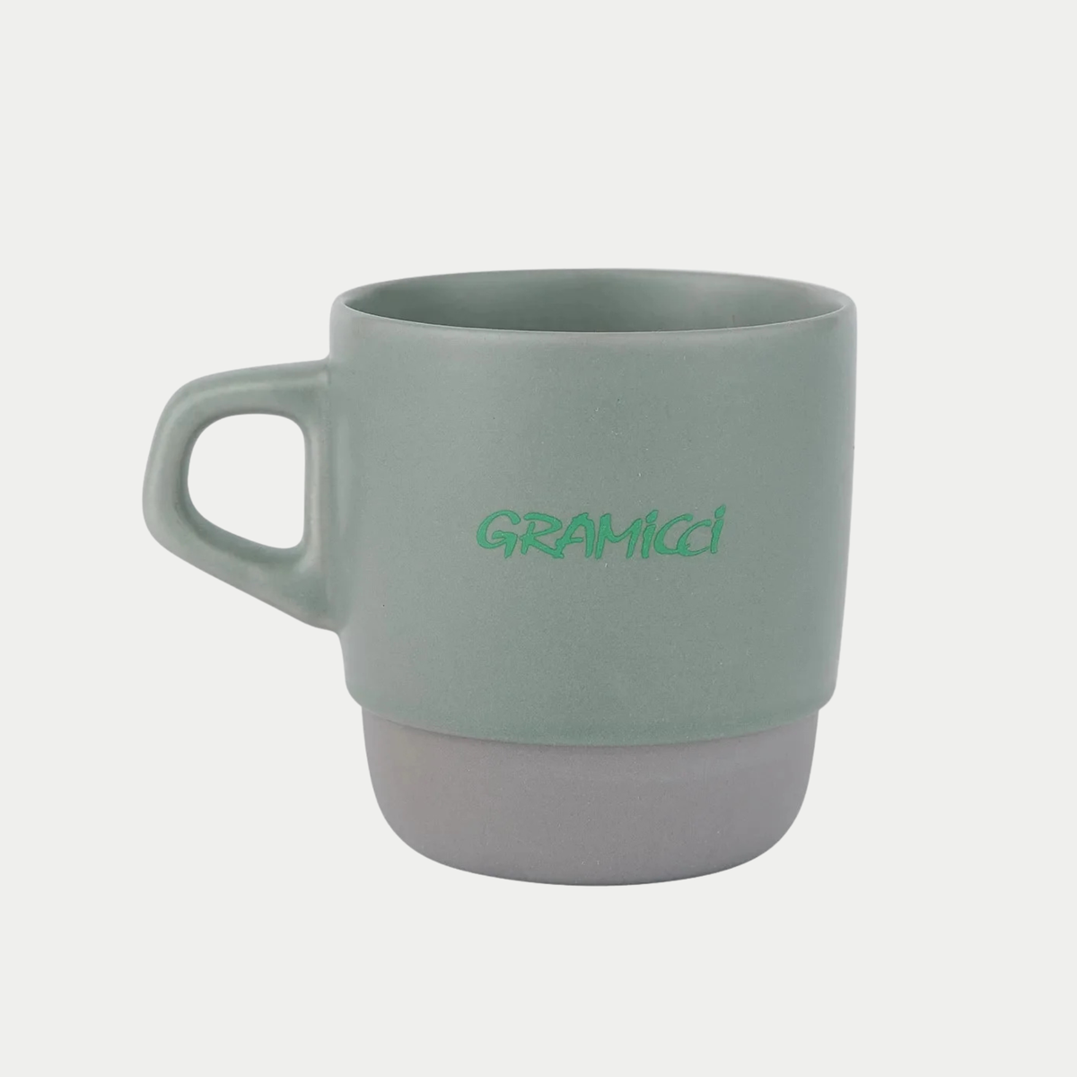 Mug Kinto Gramicci - face logo, céramique vert sauge et base grise brute