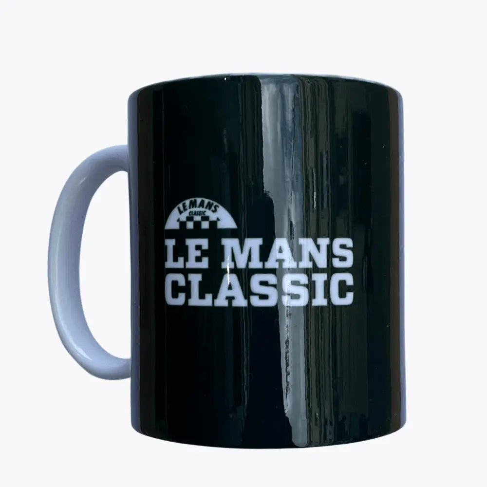 Revers du mug Le Mans Classic, logo blanc au damier sur fond vert bouteille et anse blanche
