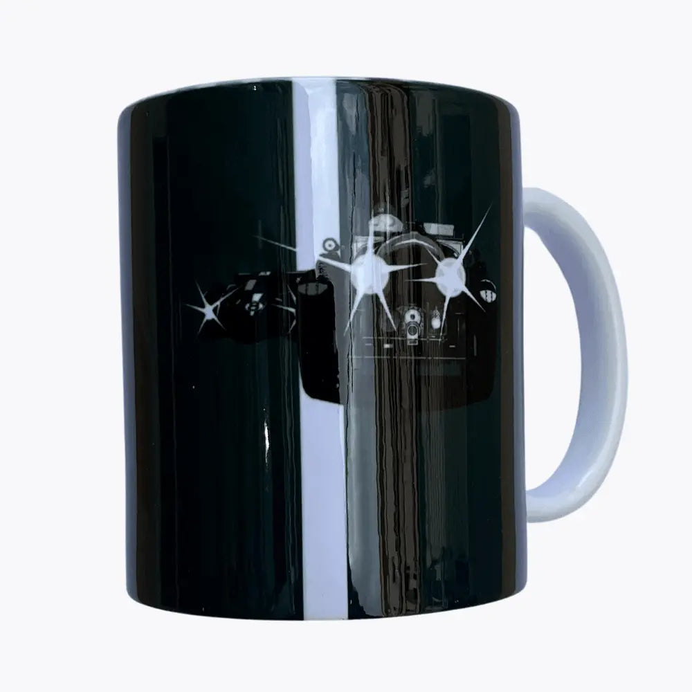 Mug vert bouteille Le Mans Classic, face imprimée d'une voiture de course ancienne aux phares allumés