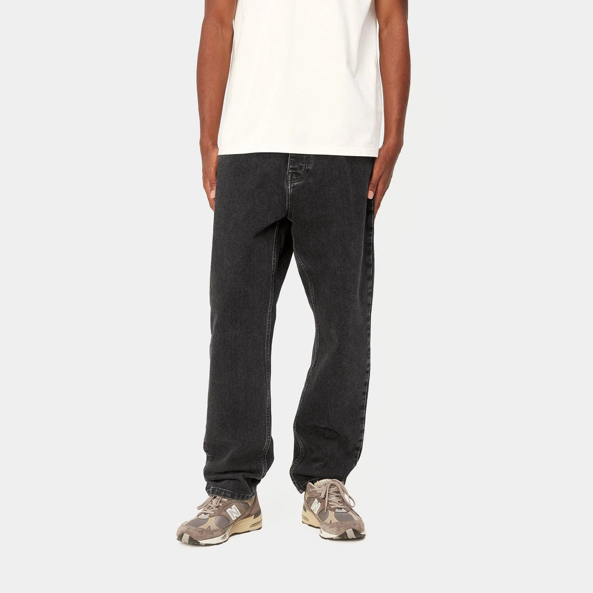 Newel Pant Black Stone Washed porté de face, gris charbon irrégulier avec moustaches claires au pli de l'aine.