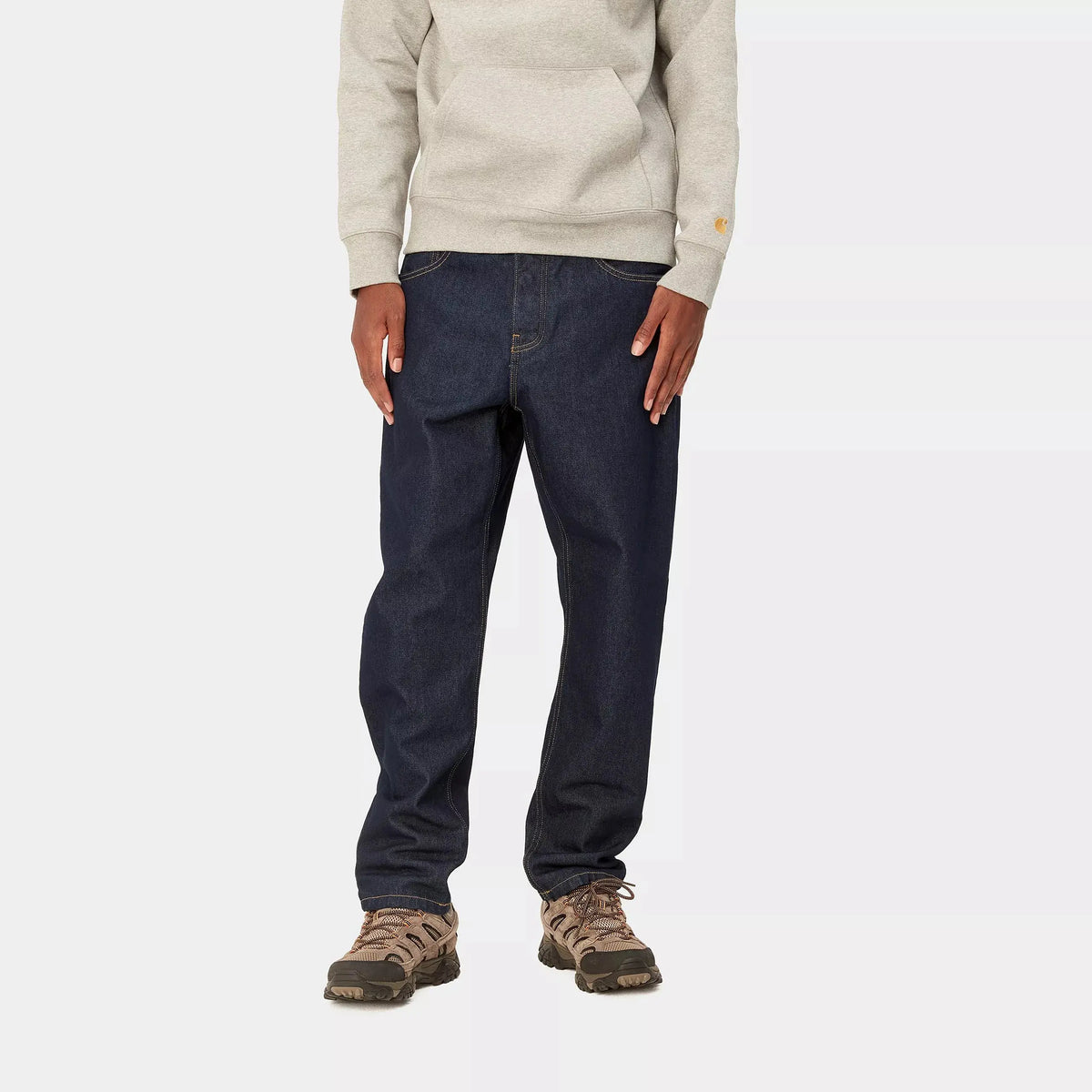 Newel Pant Blue One Wash porté de face, indigo profond sans aucune patine et coutures dorées bien visibles.