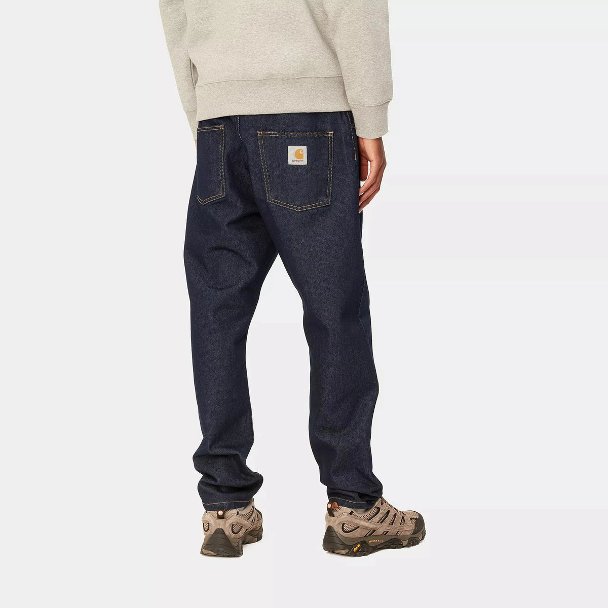 Newel Pant Blue One Wash porté de dos, denim indigo encore rigide et poches arrière aux contours nets.